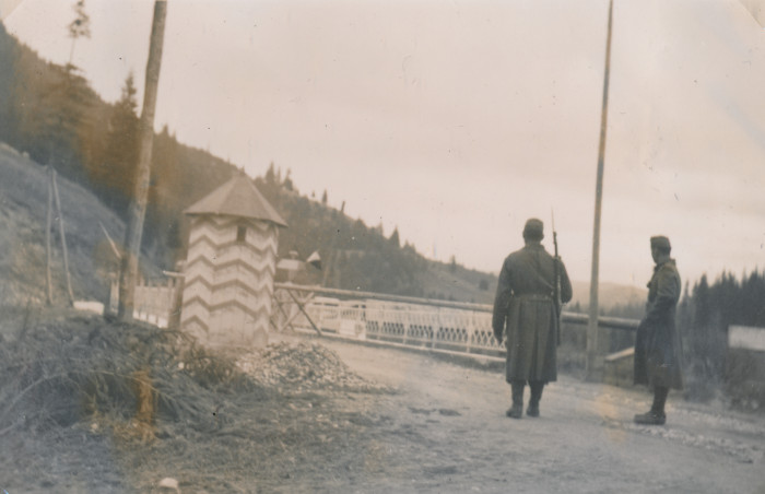 Két katona áll egy hídfőnél – Határ Papfalván