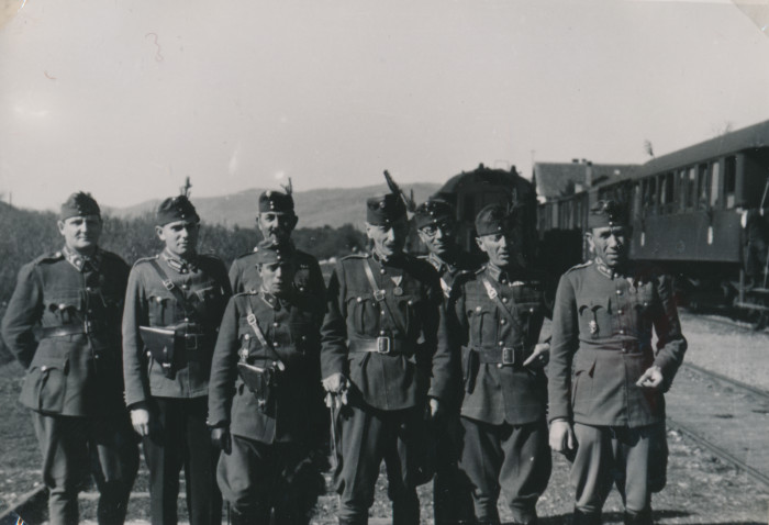 Csoportkép katonákról egy vasútállomáson