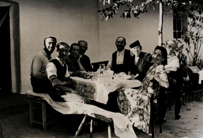 Munkaszolgálatosok és családtagjaik egy asztalnál II. (Jobb oldalon Szántó Endre testvére Tessza és édesanyjuk Szántó Zsigmondné)