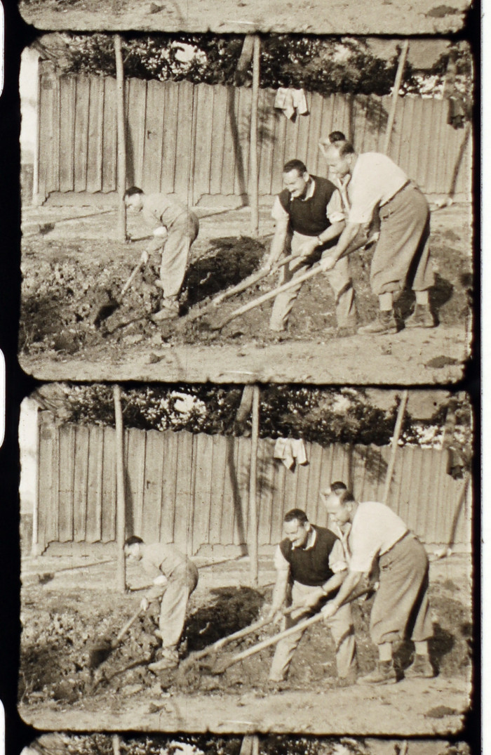 Munkaszolgálatosok árkot ásnak egy ház előtt II.