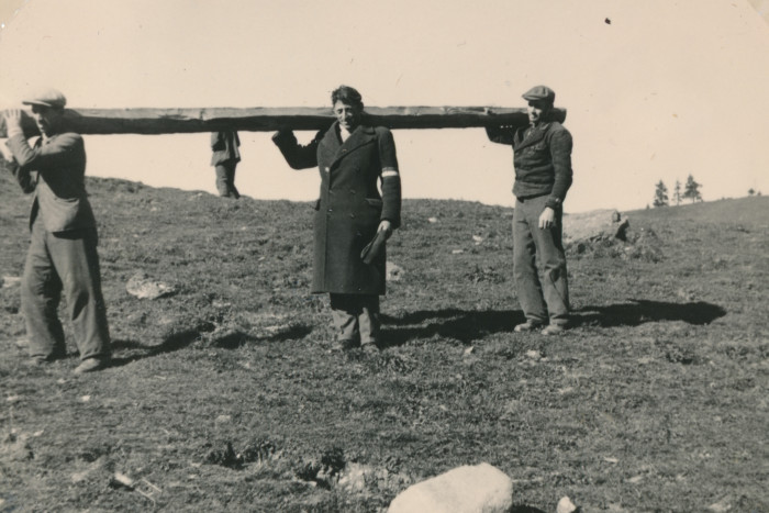 Három munkaszolgálatos fapallót cipel