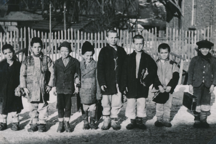 Csoportkép nyolc iskolás fiúról