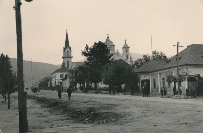 Visói utcakép két templommal