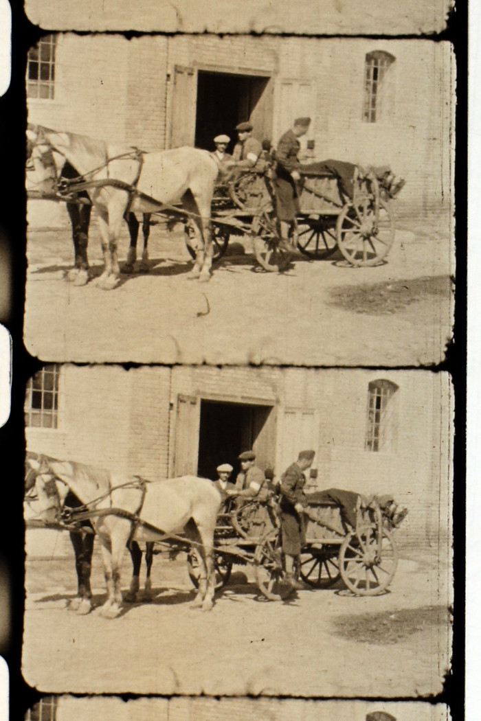 Munkaszolgálatosok és egy katona egy lovaskocsin 