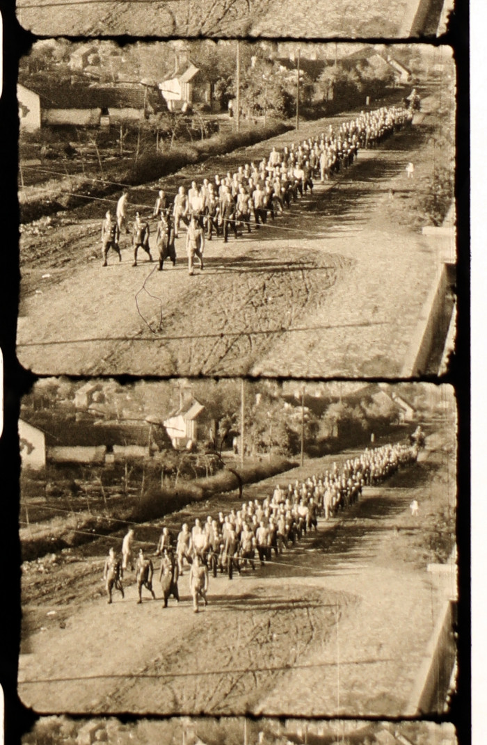Munkaszolgálatosok menetét négy katona vezeti (távoli felvétel) I.