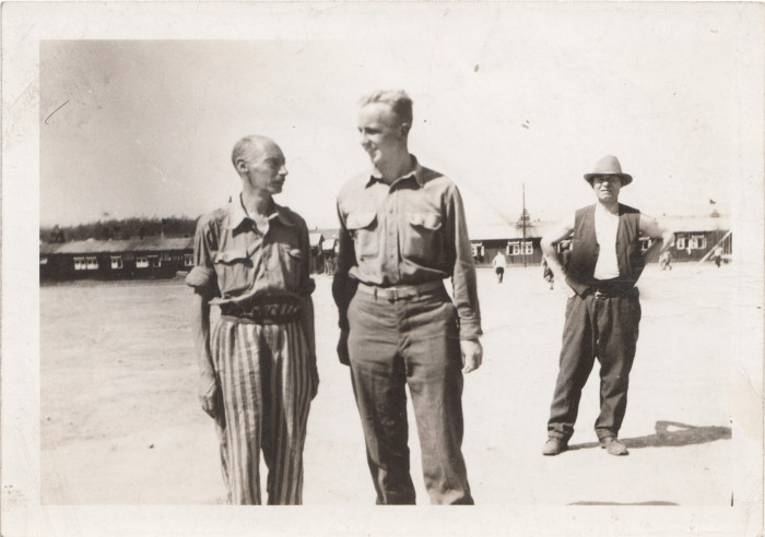Radó Arnold egy amerikai katonatiszt mellett áll a Buchenwald felszabadítását követően
