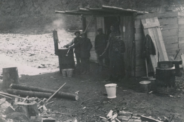 Munkaszolgálatosok főznek egy kunyhó előtt