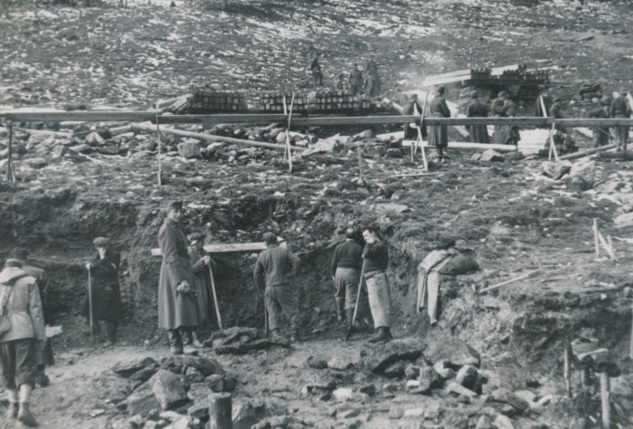 Munkaszolgálatosok alapgödröt ásnak egy határvadászörsnek