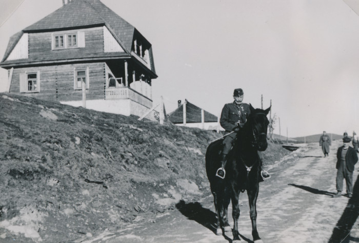 Mihalovics feld lovon, háttérben a priszlopi menedékház