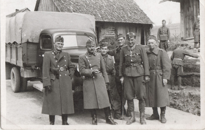 Dr. Skutecky József és katonatársai puskorovi munkaszolgálat tábora látogatáskor&nbsp;
