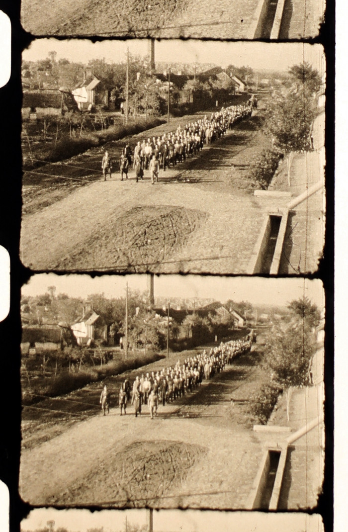 Munkaszolgálatosok menetét négy katona vezeti (távoli felvétel) II.