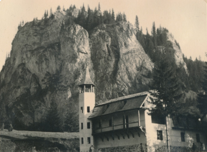 Papfalvai kastély egy szikla mellett