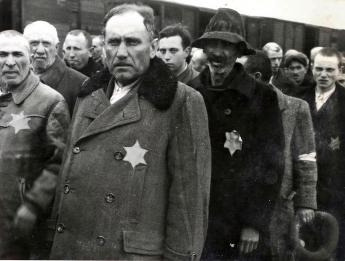 Férfiak sorban állnak, Auschwitz-Birkenau