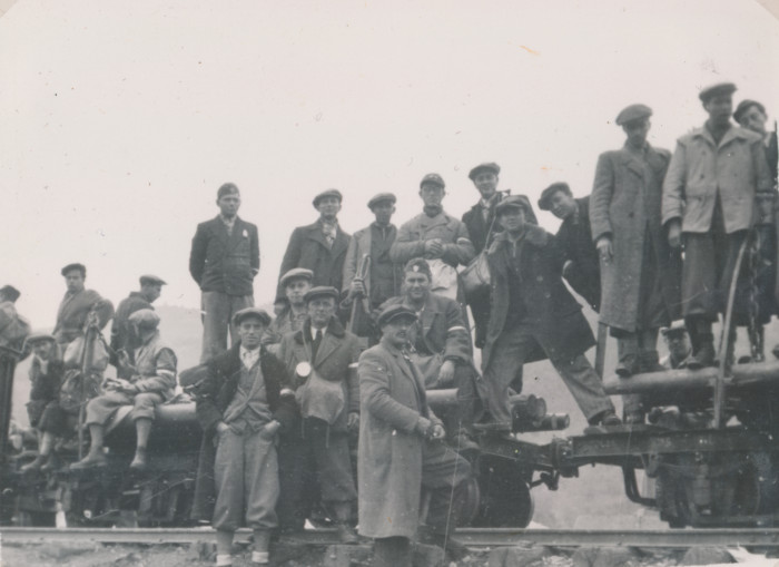 Csoportkép munkaszolgálatosokról egy vasúti forgóvázon