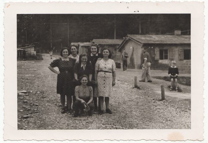 Goldberger Hugóné, Ida mama és a Schwarz testvérek Edit és Klári ismeretlen nőkkel Oberammergauban